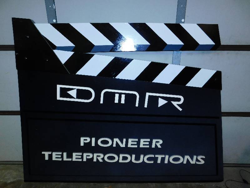 lot 39 image: Large Clap Board Sign