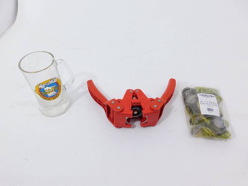 lot 49 image: Pan Towners Beer Mug and Bottle Capper