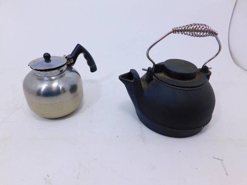 lot 70 image: 2 Pots