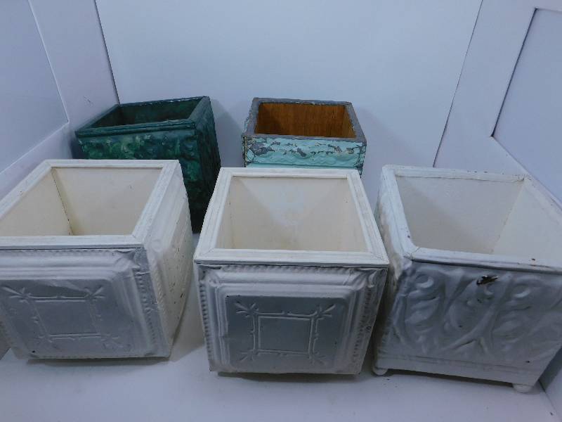 lot 78 image: Lot of 5 Vintage Planters