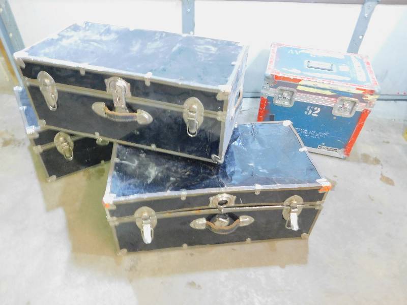 lot 104 image: 4 Trunks