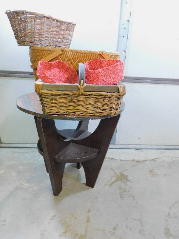 lot 111 image: End Table and 4 Baskets