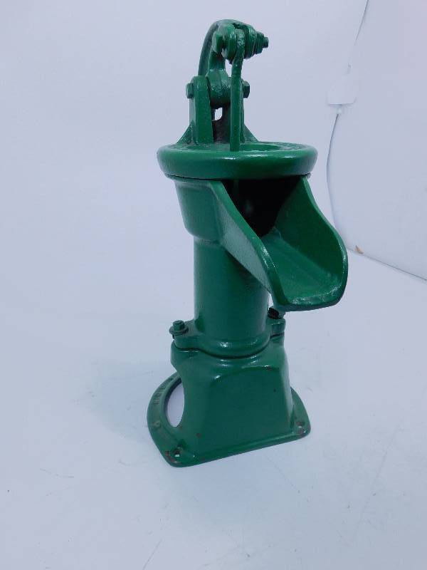 lot 131 image: Hand Water Well Pump Pitcher Cast Iron