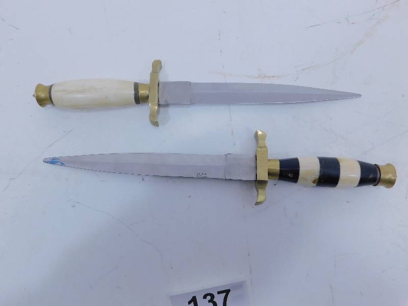 lot 137 image: Lot of 2 Knives