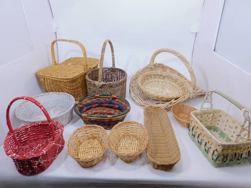 lot 140 image: Lot Of Baskets