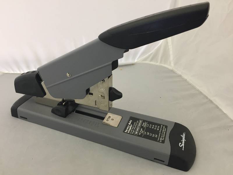 lot 32 image: Swingline Heavy Duty Stapler