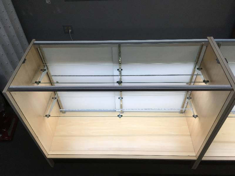 lot 4 image: Lighted Glass Display Case