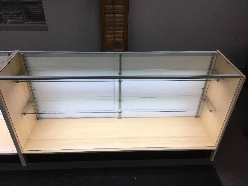 lot 5 image: Lighted Glass Display Case