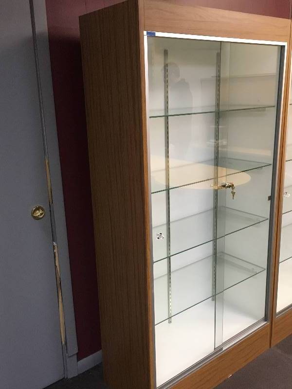 lot 3 image: Lighted Locking Glass Cabinet