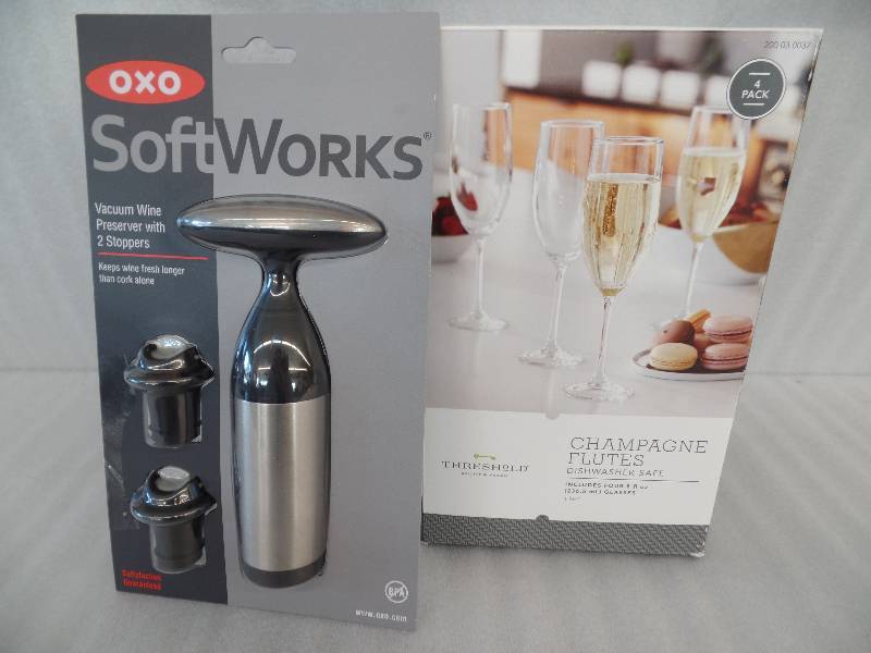 Wine Preserver & 2 Champagne Flutes