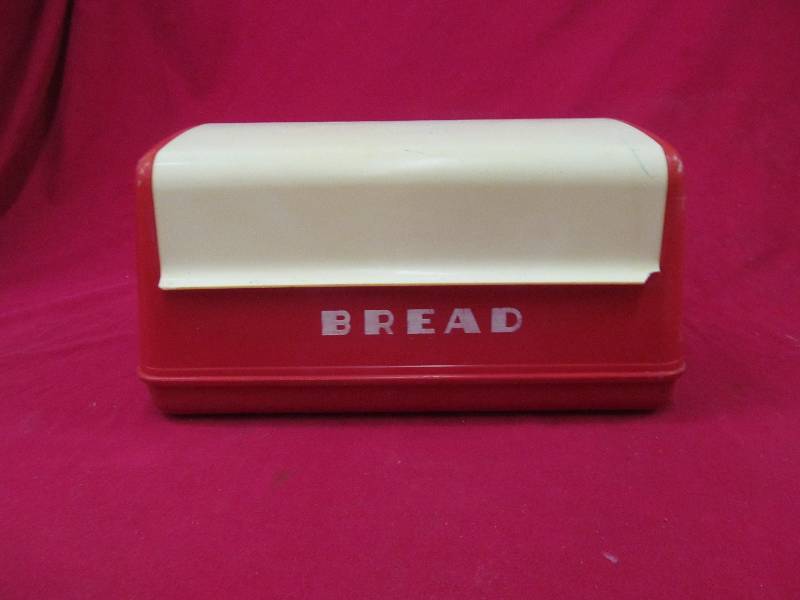 lot 6 image: Vintage bread box