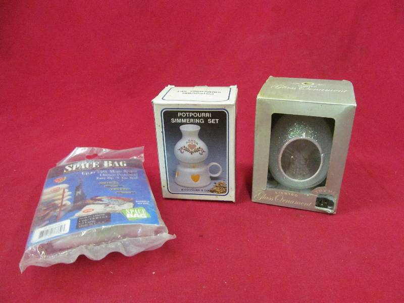 lot 29 image: Potpourri set, space saving bag, ornament