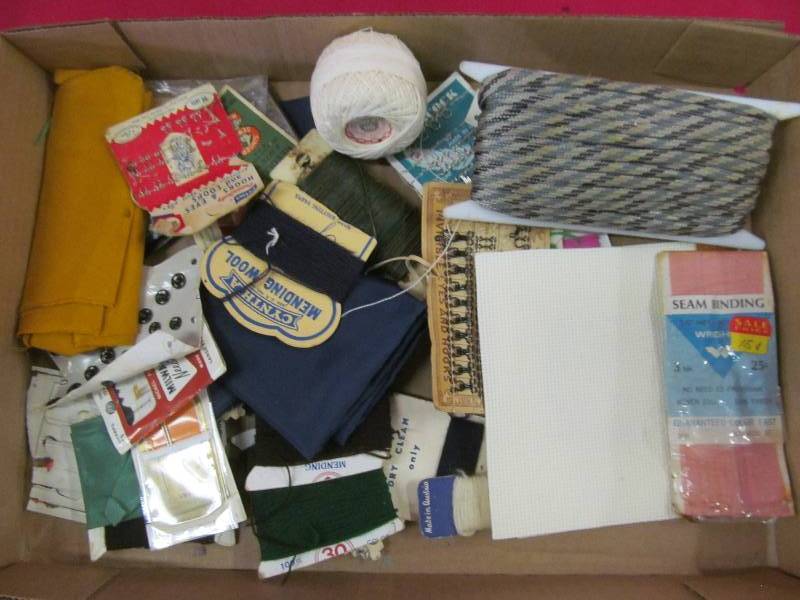lot 41 image: sewing items