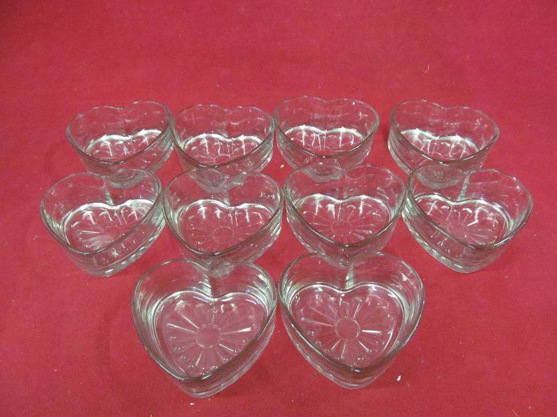 lot 61 image: Heart shaped snack bowls