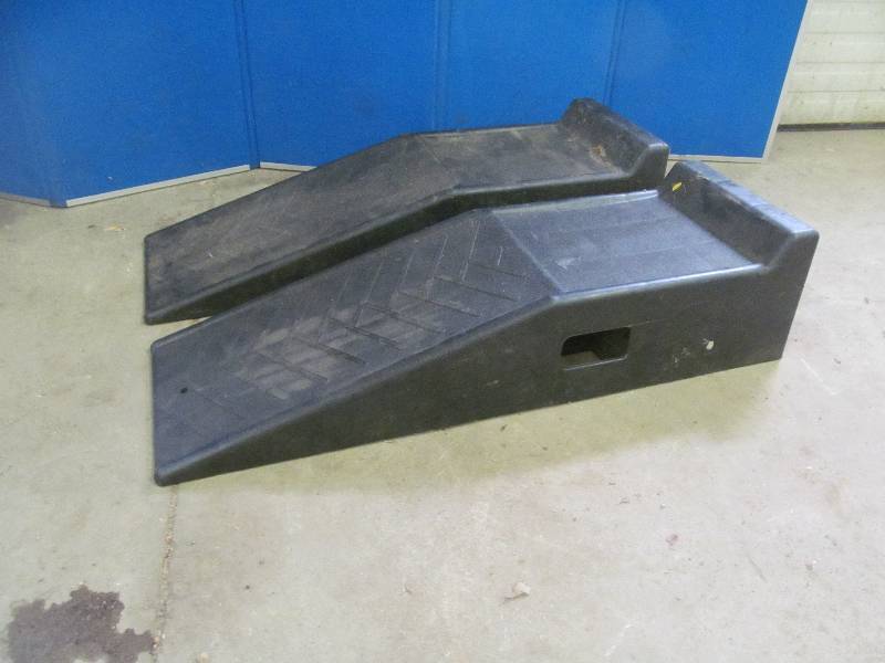 lot 91 image: Rhino Blitz car ramps