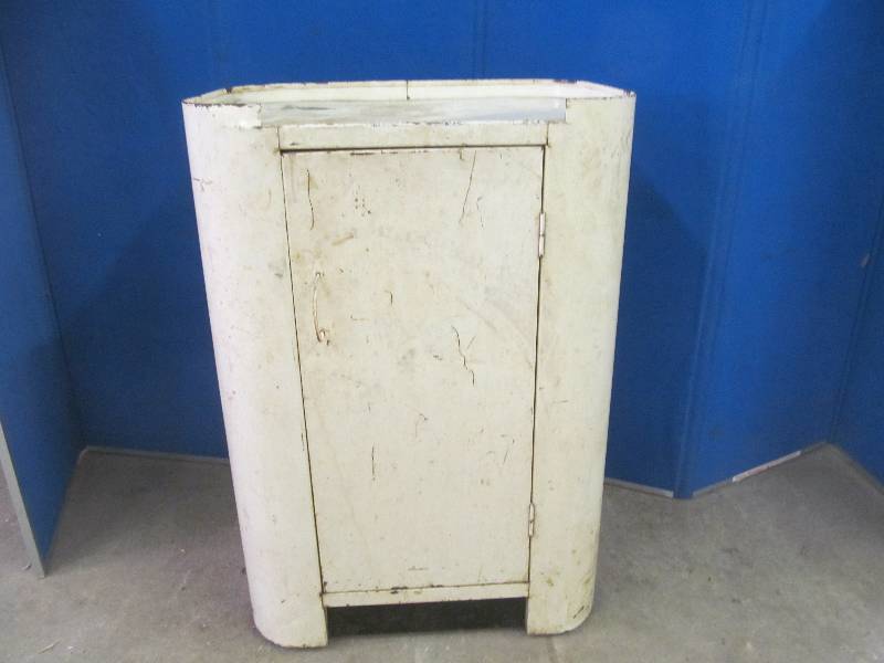 lot 101 image: vintage cabinet