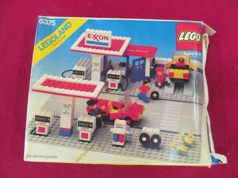lot 103 image: vintage Legos