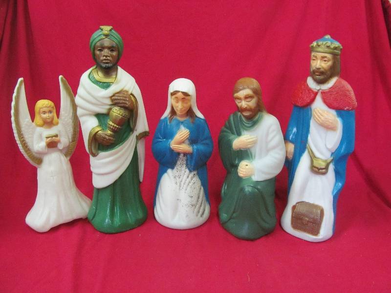 lot 111 image: outdoor Christmas figures