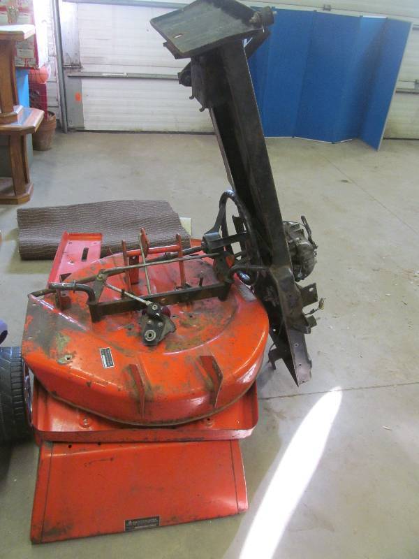 lot 114 image: Allis Chalmers 526 lawn mower parts