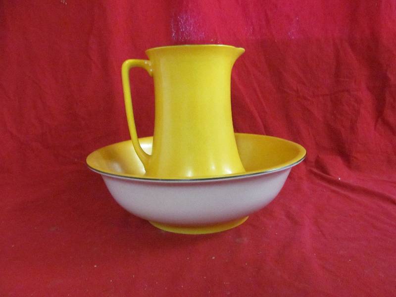 lot 121 image: Gibson England Large wash basin, Dry sink pitcher