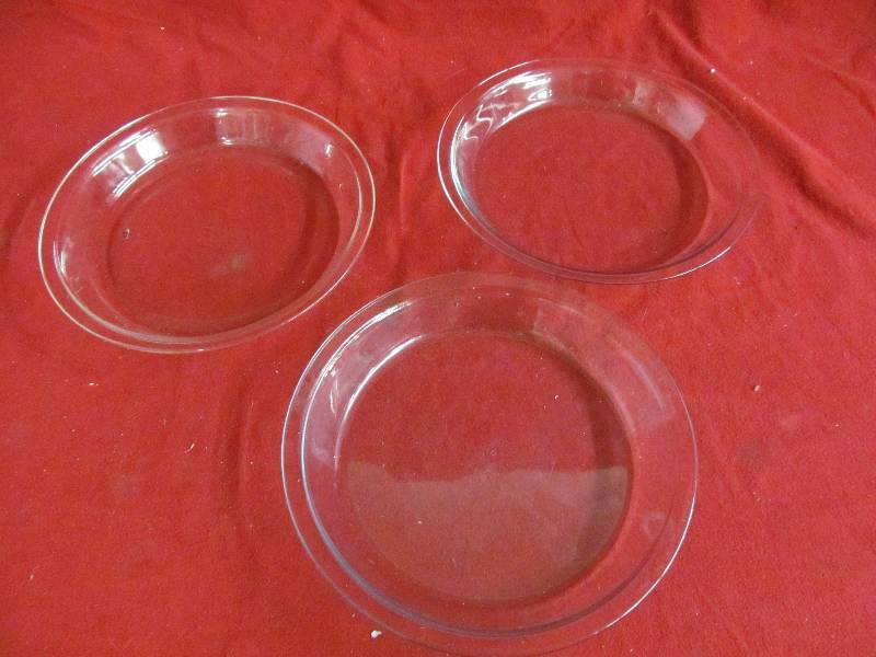 lot 123 image: Pyrex pie plates