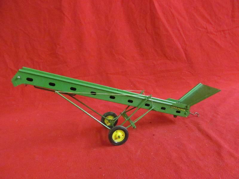 lot 153 image: John Deere elevator