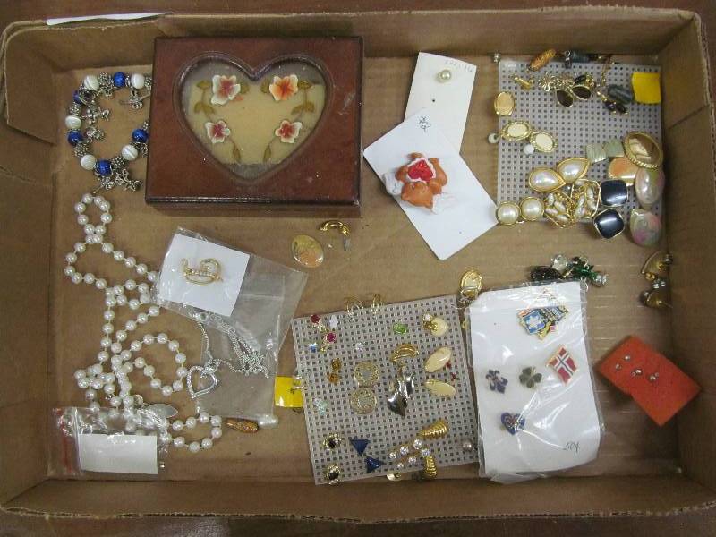 lot 36 image: jewelry