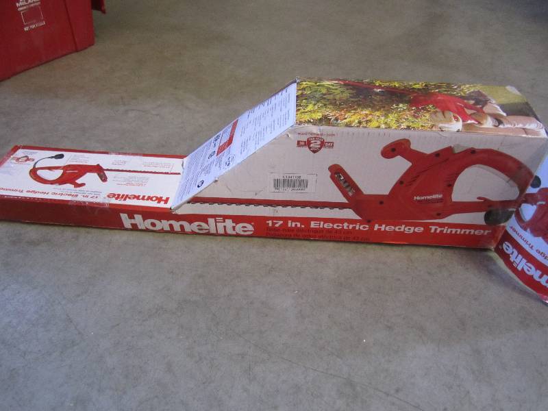 lot 5 image: Homelite 17 Electric Hedge Trimmer...