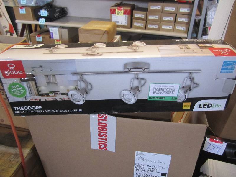 lot 17 image: Globe Theodore LED 3 Light Track Ba...