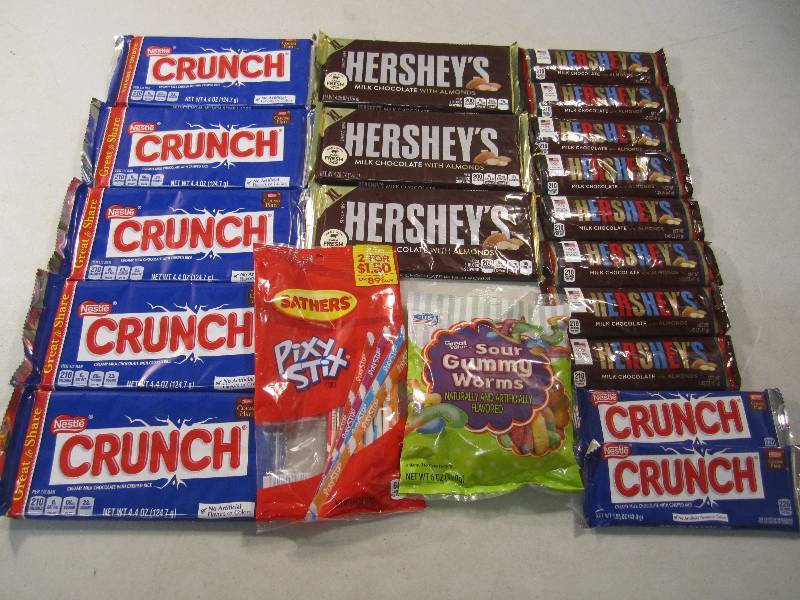 lot 230 image: Mixed Lot of X-Large Candy Bars oth...