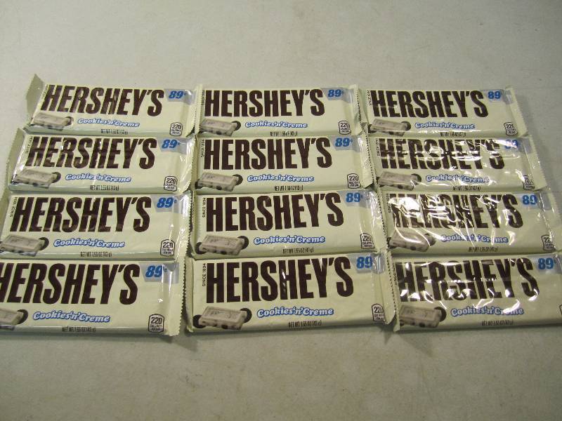 lot 242 image: Lot of 12 Hersheys Cookies N Crea...