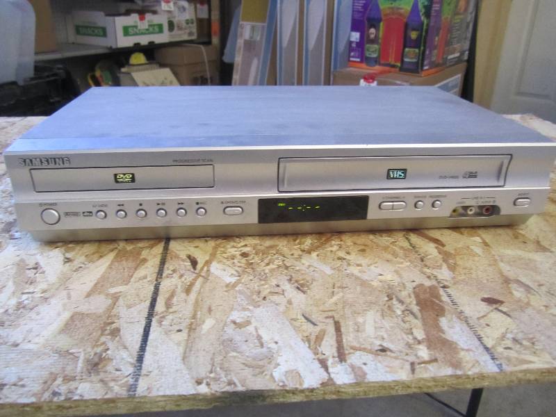 lot 253 image: Samsung DVDVHS Player Powers On  R...