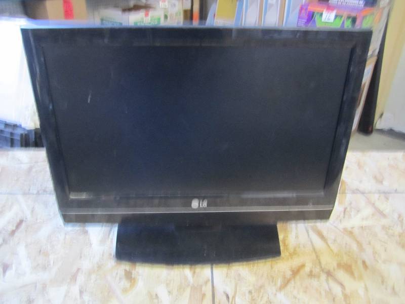 lot 256 image: LG 20 TV Powers On Power cord not ...