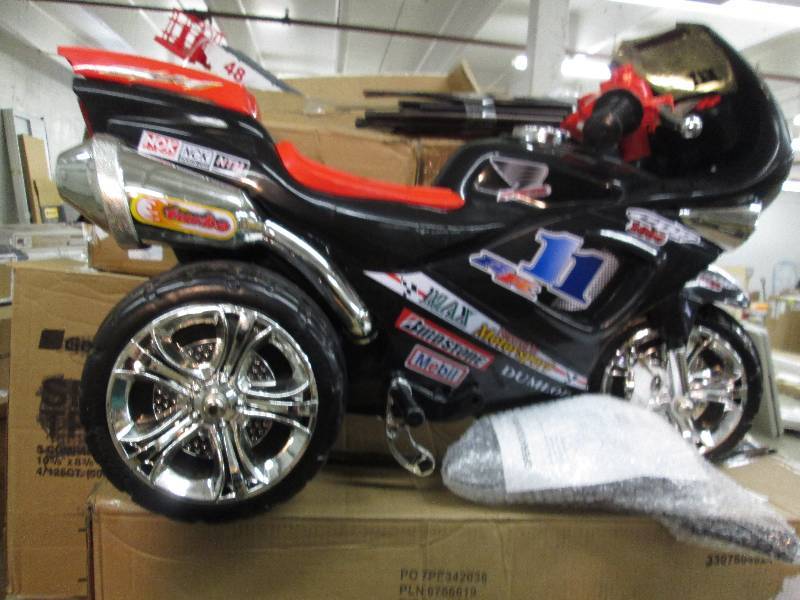 lot 1 image: Battery-Powered 3-Wheel Racer open ...