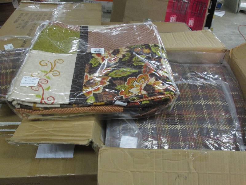 lot 11 image: 9-Piece Oak Lodge Quilt Set QueenF...