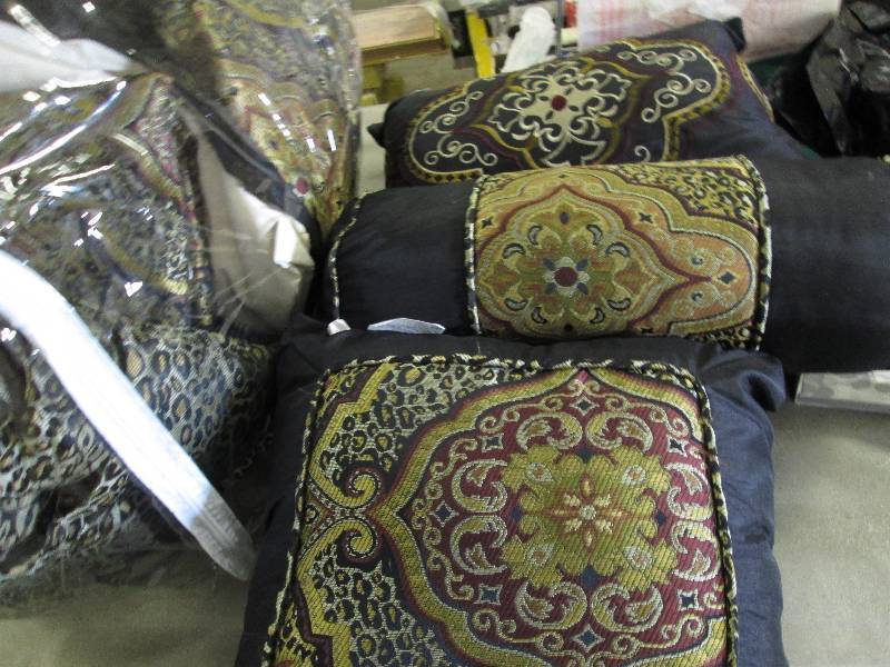 lot 124 image: Valetta Woven Jacquard 21-Piece Bed...