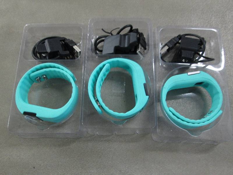 lot 137 image: Lot of 3 SURMOS Smart Sport Bracele...