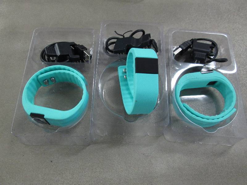 lot 138 image: Lot of 3 SURMOS Smart Sport Bracele...