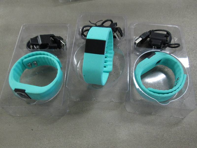 lot 141 image: Lot of 3 SURMOS Smart Sport Bracele...