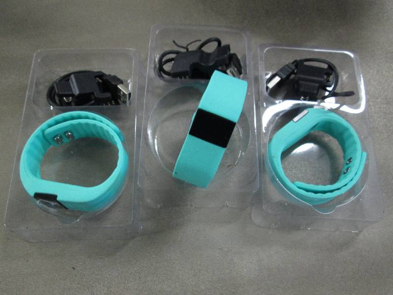 lot 142 image: Lot of 3 SURMOS Smart Sport Bracele...
