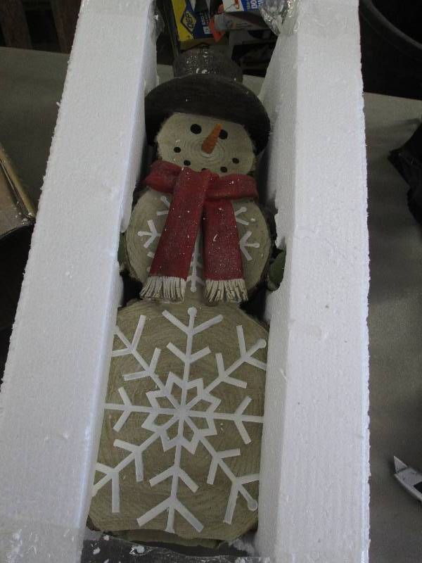 lot 184 image: Snowman Greeter open box, broken ba...