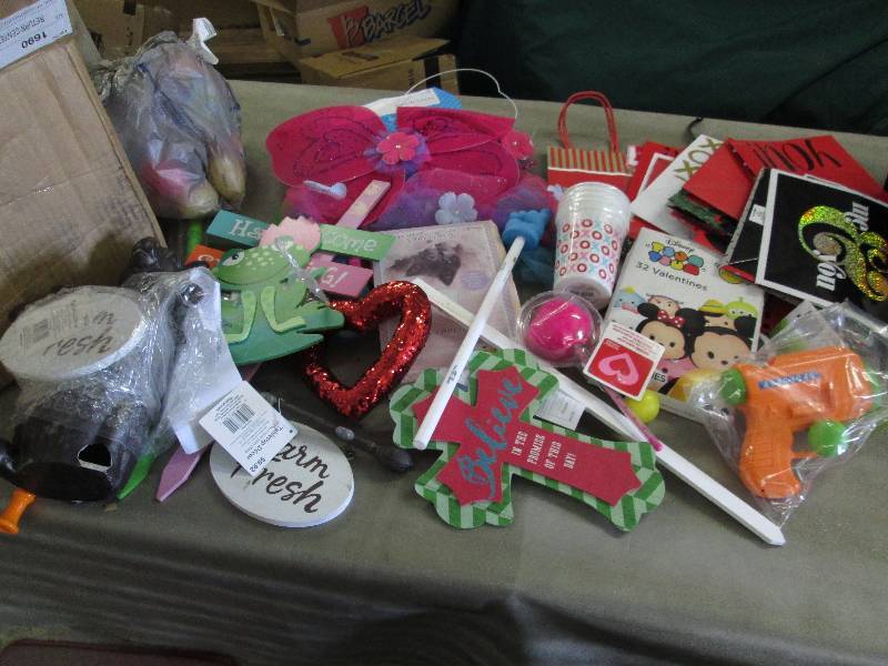 lot 204 image: Valentines & Spring Seasonal Items...