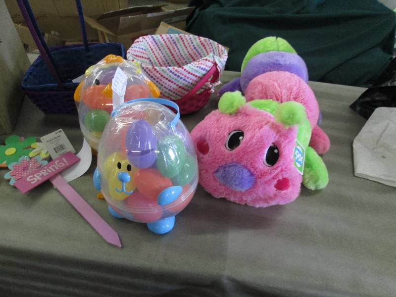 lot 212 image: Easter Plush, Baskets- need repair,...