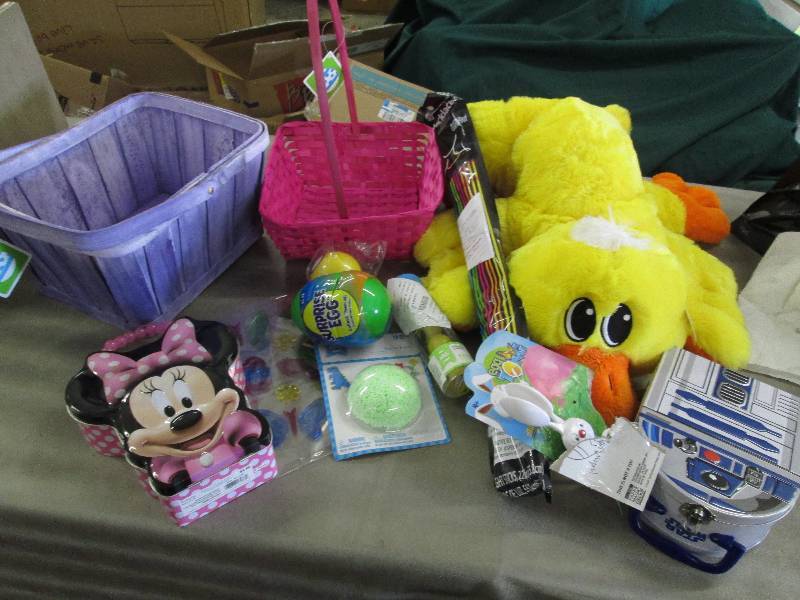 lot 213 image: Chick Plush- has rip, Minnie & Star...