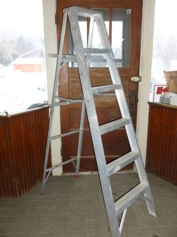 lot 6 image: Aluminum Step Ladder