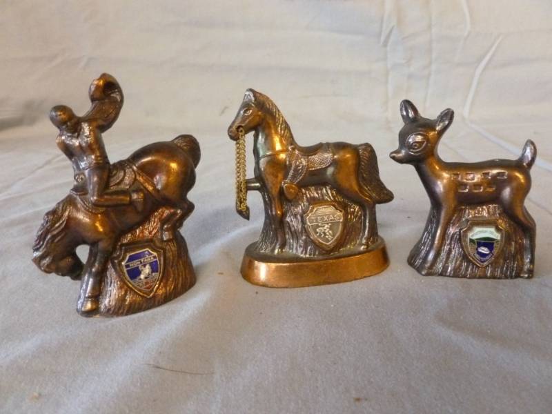 lot 80 image: Vintage Souvenir Items