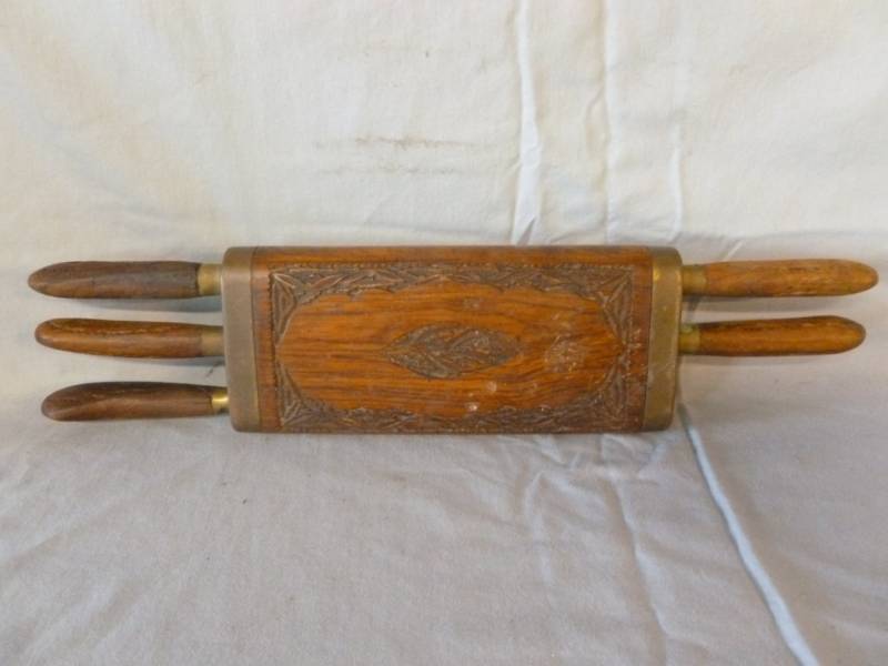 lot 84 image: Vintage Knife Set