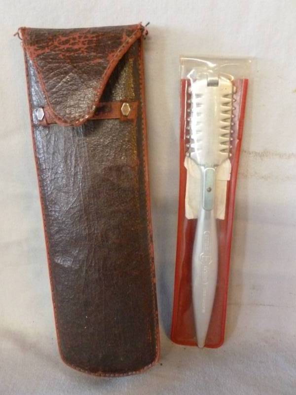 lot 96 image: Vintage Razor
