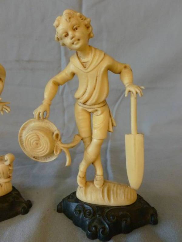 lot 100 image: Vintage Fontanini Figurines