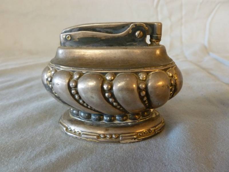 lot 108 image: Vintage Table Lighter